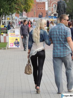Some more girls in leggings. Thumbnail 22