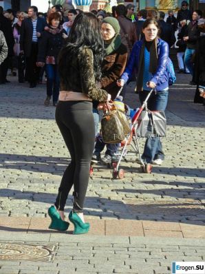 Some more girls in leggings. Thumbnail 29