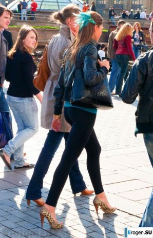 Some more girls in leggings. Thumbnail 39