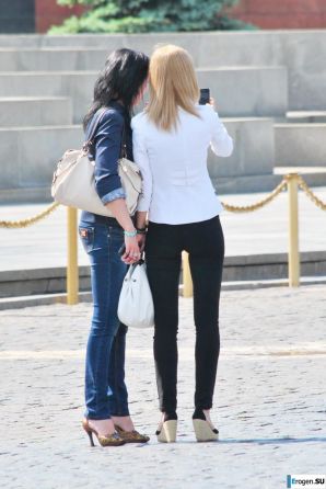 Some more girls in leggings. Thumbnail 4