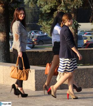Some more girls in leggings. Thumbnail 45