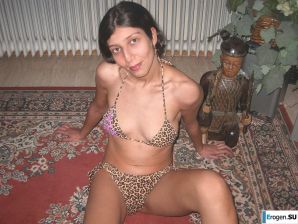 Modestly posing. Thumbnail 8