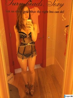 The foreigner self-photographs. Thumbnail 3