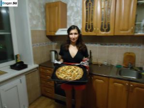 Hot brunette with pizza. Thumbnail 1