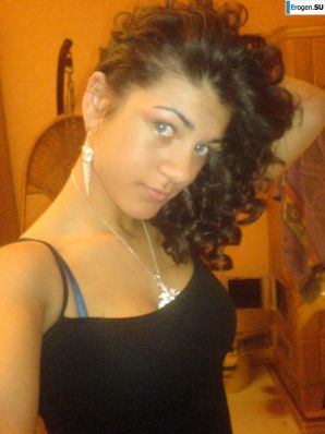 Hot brunette with pizza. Thumbnail 16