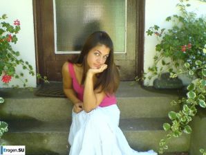Hot brunette with pizza. Thumbnail 22