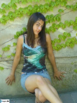 Hot brunette with pizza. Thumbnail 29