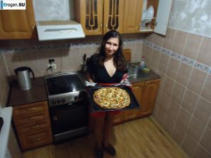 Hot brunette with pizza. Thumbnail 3