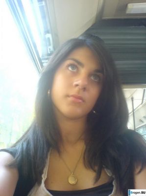 Hot brunette with pizza. Thumbnail 30