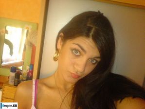 Hot brunette with pizza. Thumbnail 32