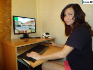 Hot brunette with pizza. Thumbnail 4