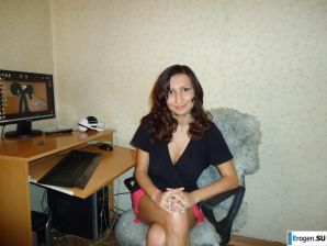 Hot brunette with pizza. Thumbnail 5