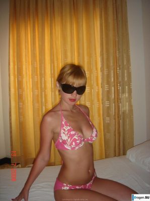 blonde poses for boys. Thumbnail 10