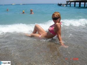 blonde poses for boys. Thumbnail 15