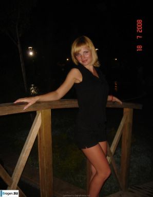 blonde poses for boys. Thumbnail 18