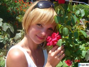 blonde poses for boys. Thumbnail 19