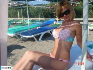 blonde poses for boys. Thumbnail 2