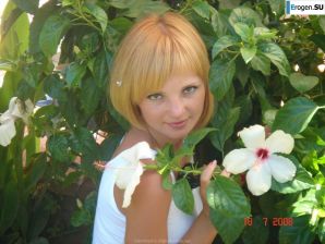 blonde poses for boys. Thumbnail 21