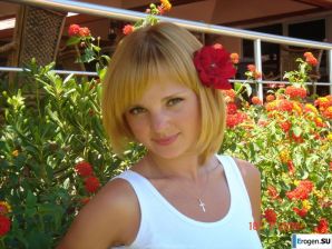 blonde poses for boys. Thumbnail 22