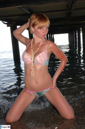 blonde poses for boys. Thumbnail 26