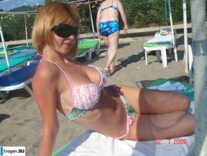 blonde poses for boys. Thumbnail 4