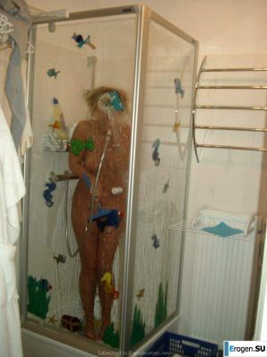 Naked and cheerful. Thumbnail 16
