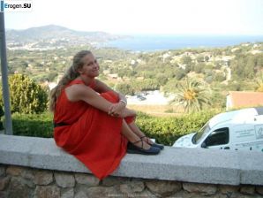 Naked and cheerful. Thumbnail 2