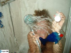 Naked and cheerful. Thumbnail 7