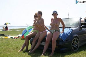 Girls were exposed in nature. Thumbnail 6