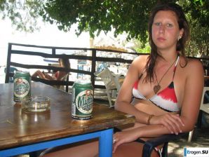 tits on the beach. Thumbnail 27