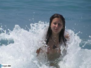 tits on the beach. Thumbnail 6