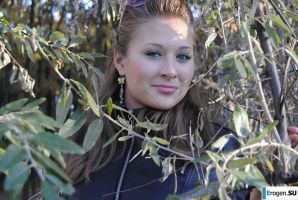 пацан с двумя подругами. Миниатюра 24