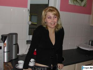 mature blonde in a rented villa. Thumbnail 2