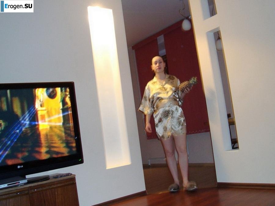 pregnant music lover without clothes. Slide 22