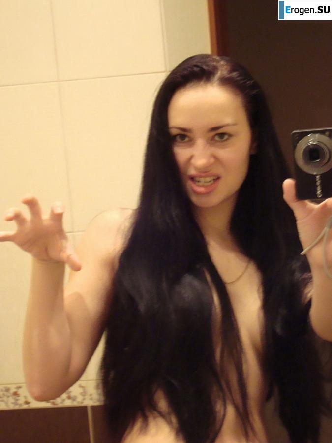pregnant music lover without clothes. Slide 5
