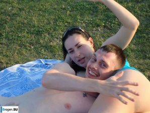 pregnant music lover without clothes. Thumbnail 21