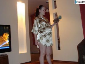 pregnant music lover without clothes. Thumbnail 23