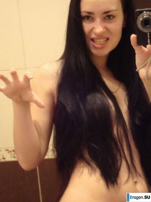 pregnant music lover without clothes. Thumbnail 4