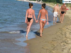 загорелые подруги на каменистом берегу. Миниатюра 16