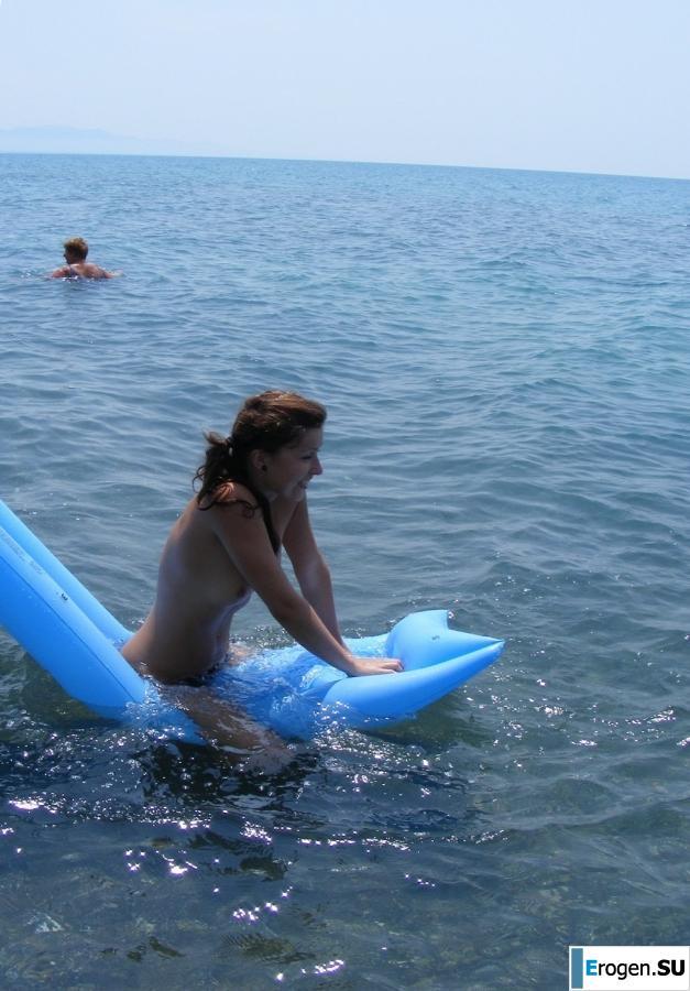 couple in love and the sea breeze. Slide 43
