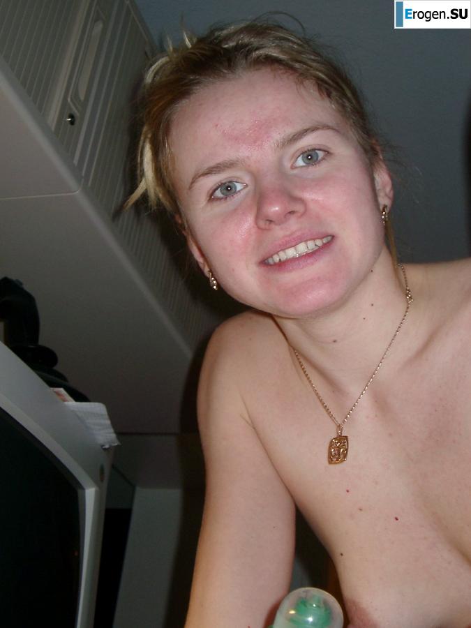 everyday life of a blonde with small breasts. Slide 17