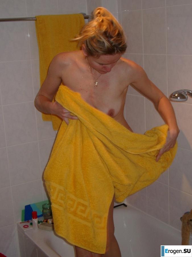 everyday life of a blonde with small breasts. Slide 22