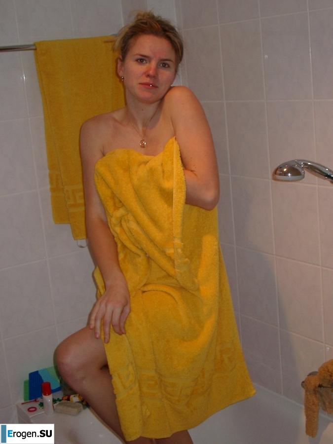 everyday life of a blonde with small breasts. Slide 23