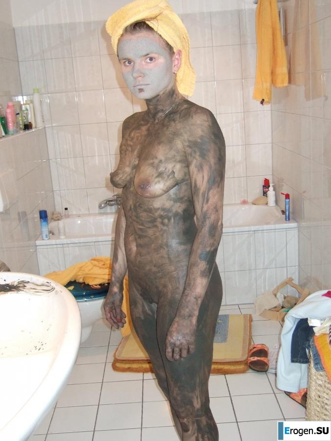 everyday life of a blonde with small breasts. Slide 7