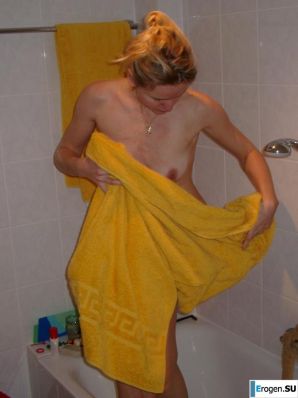 everyday life of a blonde with small breasts. Thumbnail 22