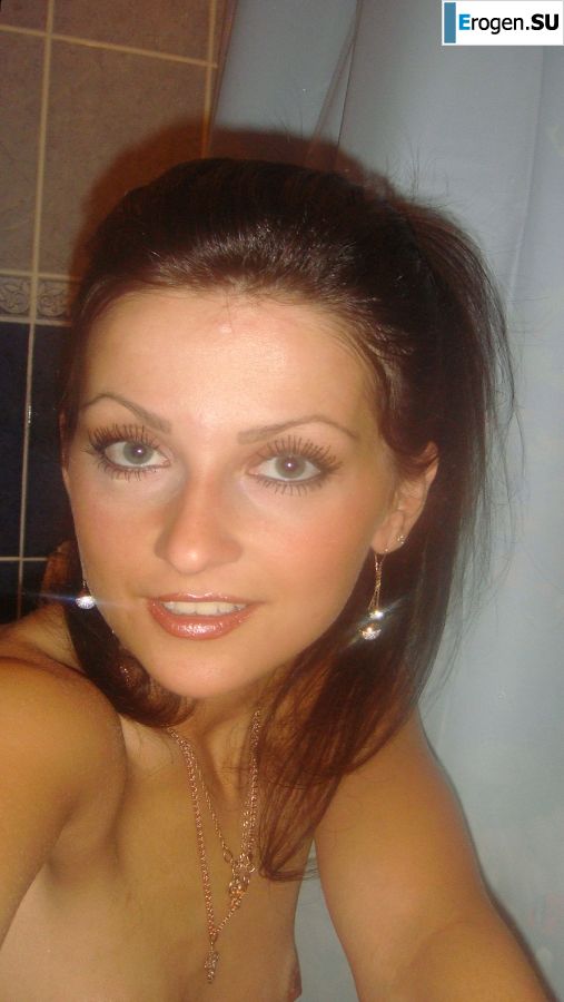 sultry sexy brunette. Photo 3