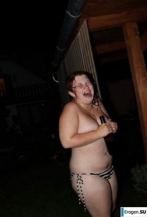 naked chicks in the pool. Thumbnail 29