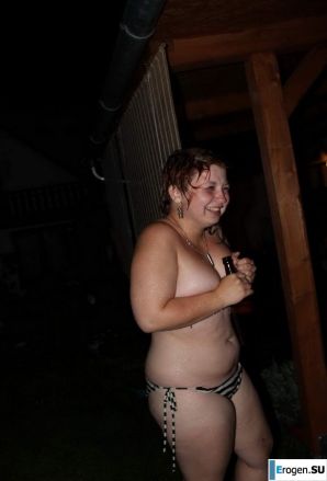 naked chicks in the pool. Thumbnail 30