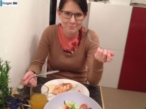 a woman has something to show. Thumbnail 20