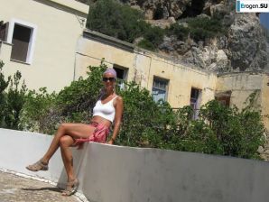 took off her bra somewhere on the rocky slopes. Thumbnail 30